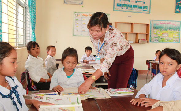 Cô  H'Yem Byă hướng dẫn học sinh  học môn  Tiếng Việt.    