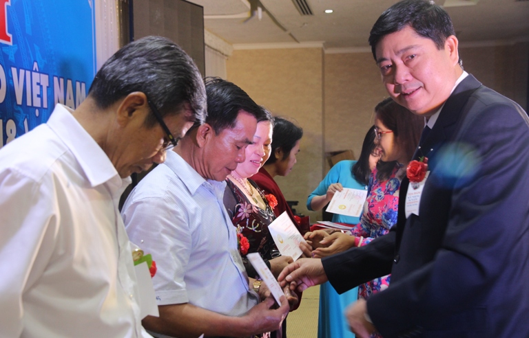 Lãnh đạo Sở GD-ĐT trao&nbsp;Kỷ niệm chương “Vì sự nghiệp giáo dục” tặng các&nbsp;cá nhân.