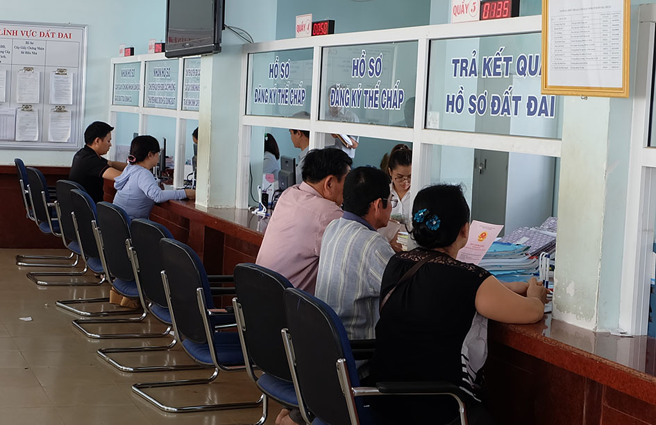 Người dân làm thủ tục cấp giấy chứng nhận quyền sử dụng đất tại bộ phận 