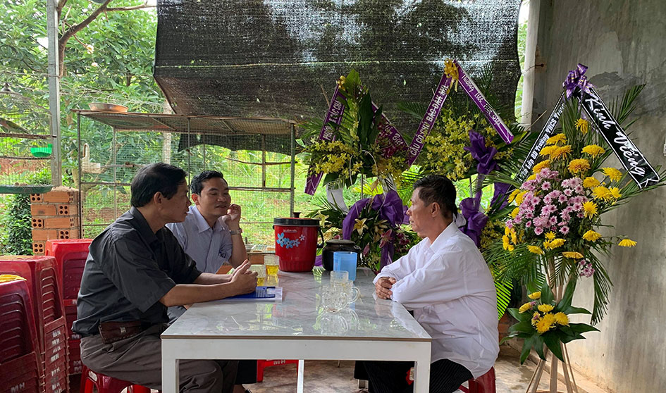 Ban An toàn giao thông tỉnh thăm hỏi gia đình người bị tử vong do tai nạn giao thông tại huyện Cư Kuin.