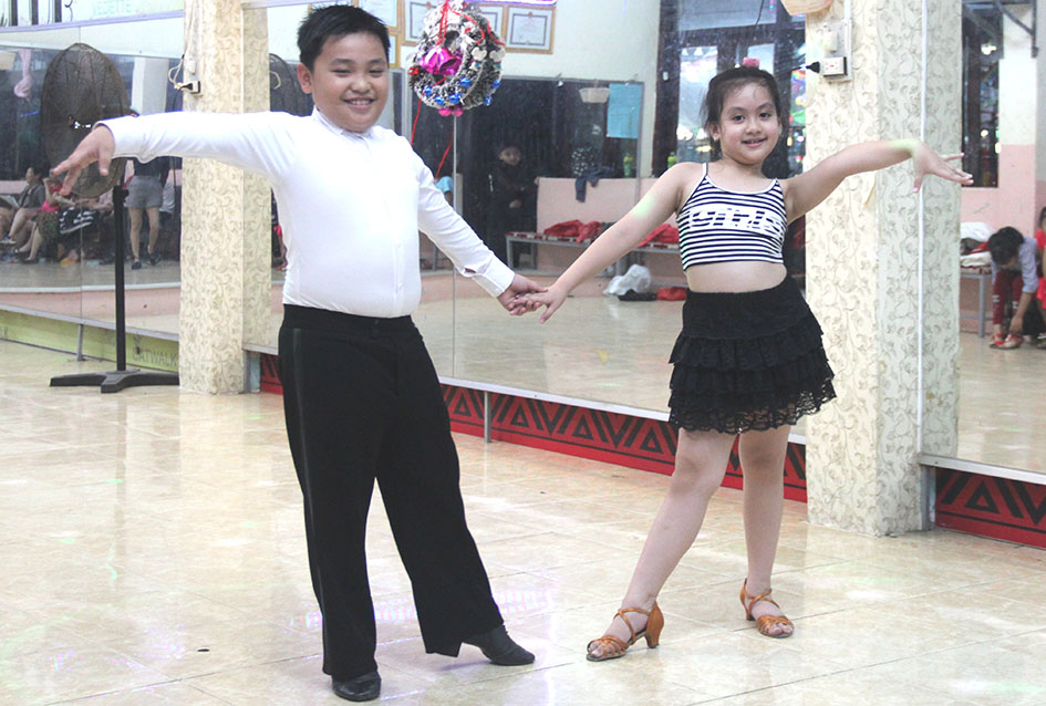 Bé Nguyễn Diệp Ngân Bình cùng bạn nhảy nam thực hiện vũ điệu rumba. 