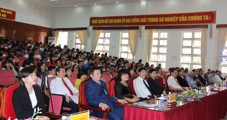 Các đại biểu tham dự buổi lễ.