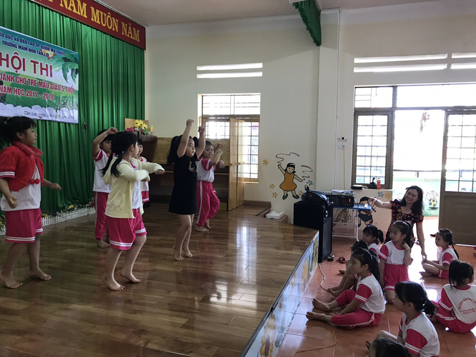 Cô và trò Trường Mầm non Tân Lợi (TP. Buôn Ma Thuột) đang tập văn nghệ.