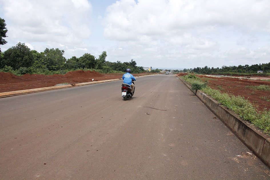 Đường Đông Tây TP. Buôn Ma Thuột đoạn qua phường Tân Lập. Ảnh: H.Tuyết