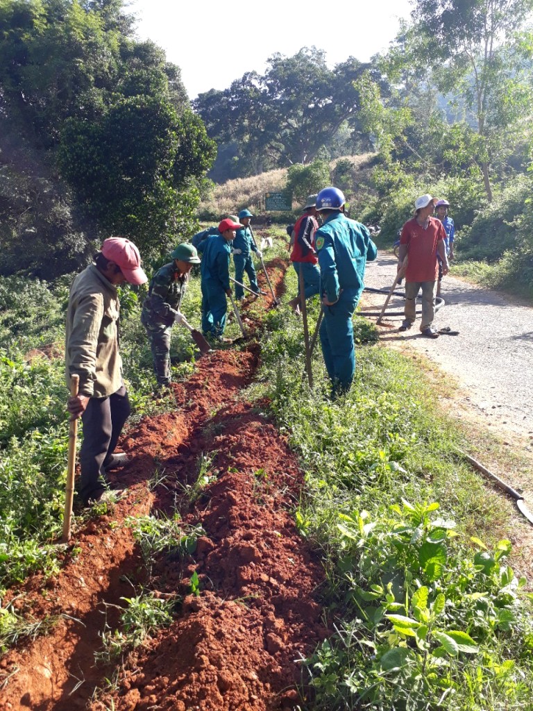 Cán bộ, chiến sĩ các đơn vị cùng bà con nhân dân đào rảnh để chôn ống...
