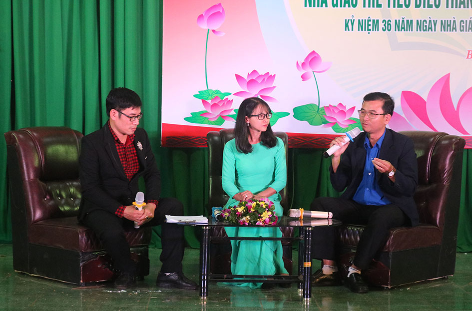 hầy Phạm Đức Minh (bìa phải) giao lưu tại Lễ tuyên dương Nhà giáo trẻ tiêu biểu năm 2018 của Thành Đoàn Buôn Ma Thuột.