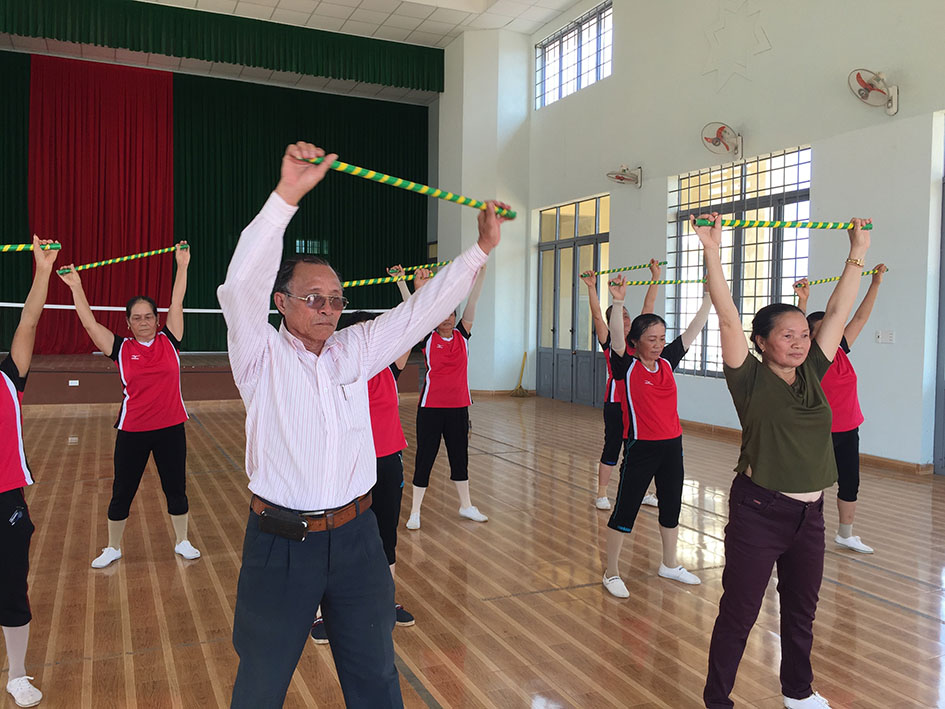 Ông Đoàn  Gia Phái  (người đeo kính)  hướng dẫn  các thành viên CLB dưỡng sinh xã Ea Kpam  tập luyện. 