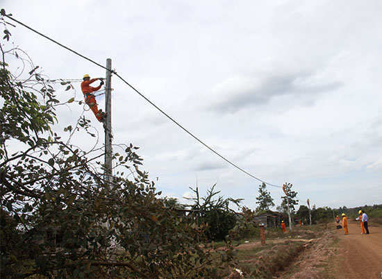 Kéo đường dây điện về thôn