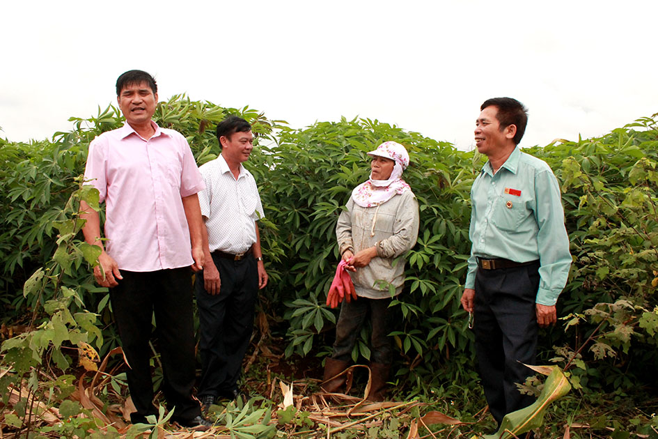 Cán bộ Hội Cựu chiến binh TP. Buôn Ma Thuột gặp gỡ, nắm bắt tình hình sản xuất của đồng bào dân tộc thiểu số buôn Ea Nao A, xã Ea Tu.