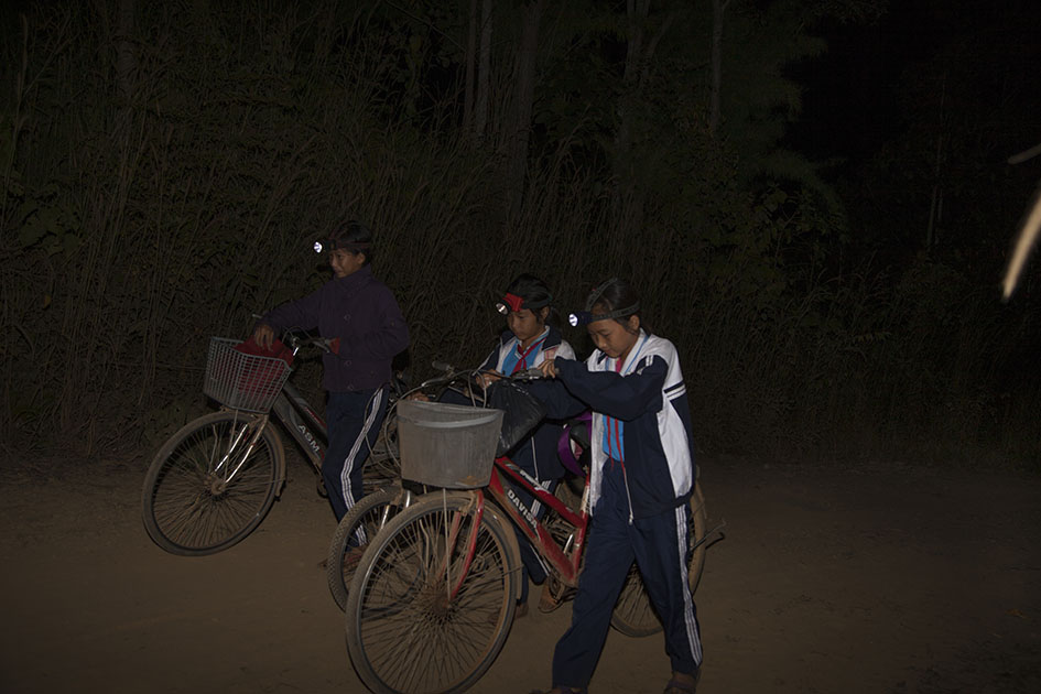 Trẻ em đến trường với ánh sáng leo lét của chiếc đèn pin cài trên đầu.