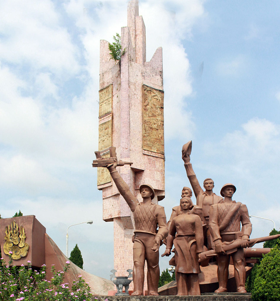 Tượng đài Chiến thắng Sông Lô.