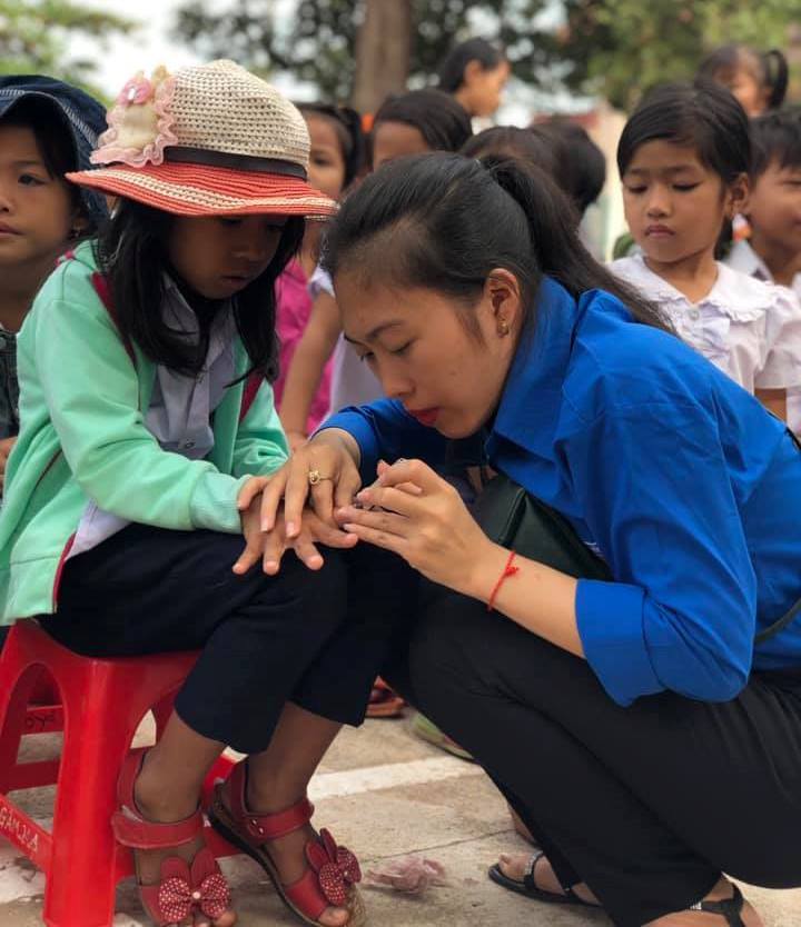 Bấm móng tay cho thiếu nhi