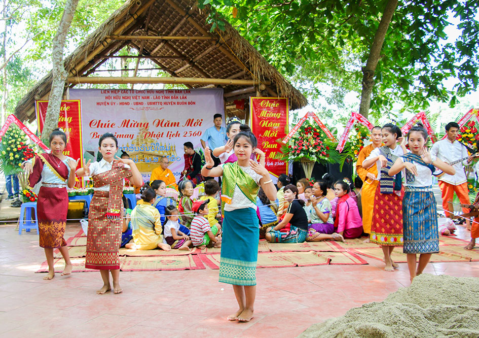 Múa lăm vông tại Lễ hội Bunpimay ở Buôn Đôn.