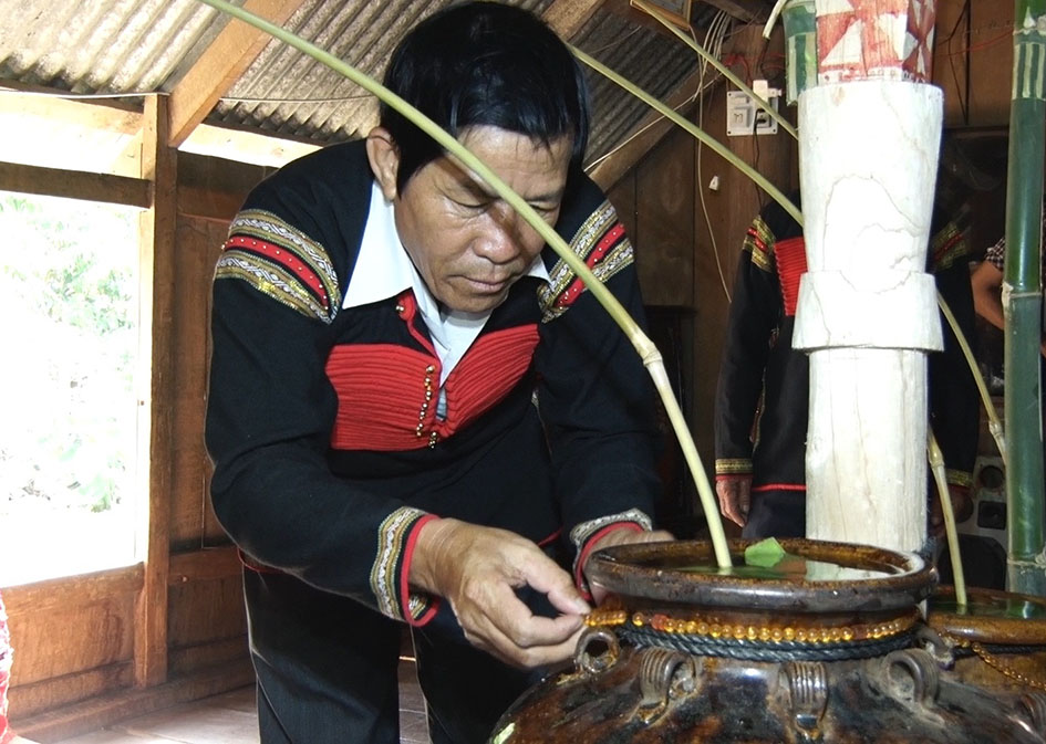 Ché được đeo vòng, chuỗi với ý nghĩa ché đã được cúng nhập gia.