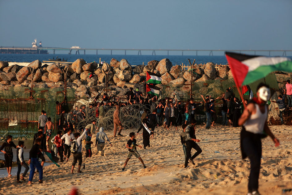 Xung đột giữa người biểu tình Palestine và binh sĩ Israel ở phía bắc Dải Gaza ngày 19-11-2018. (Ảnh: THX/TTXVN)