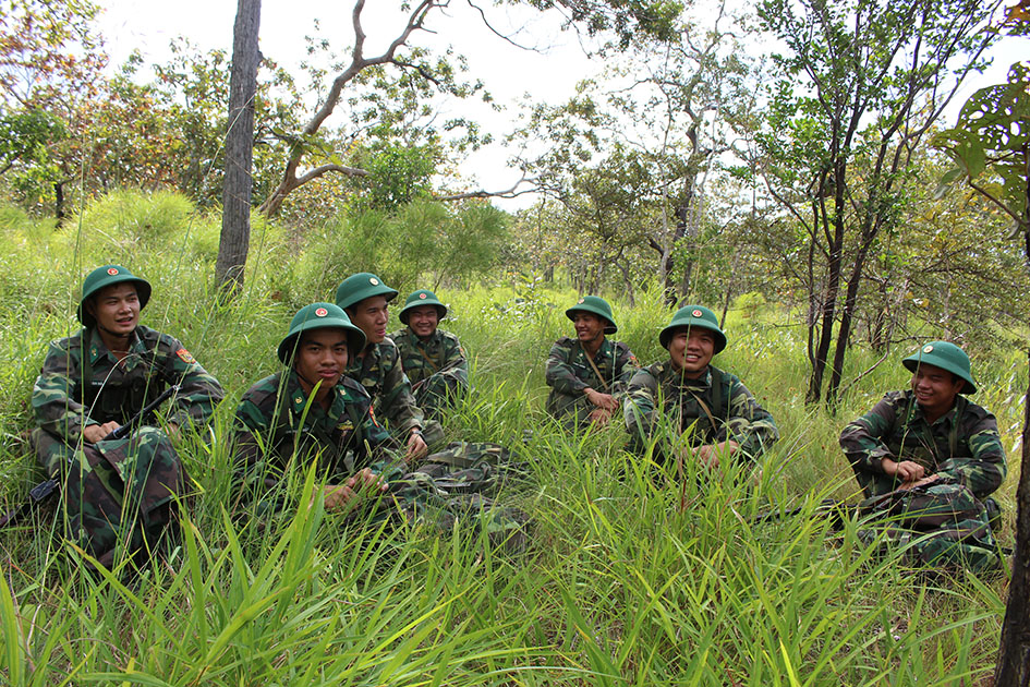 Phút nghỉ chân trên đường tuần tra.