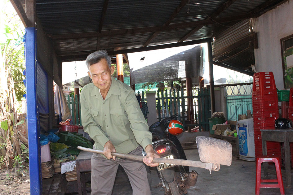  Ông Phương Văn Lần  diễn tả động tác đánh hổ cứu người. 