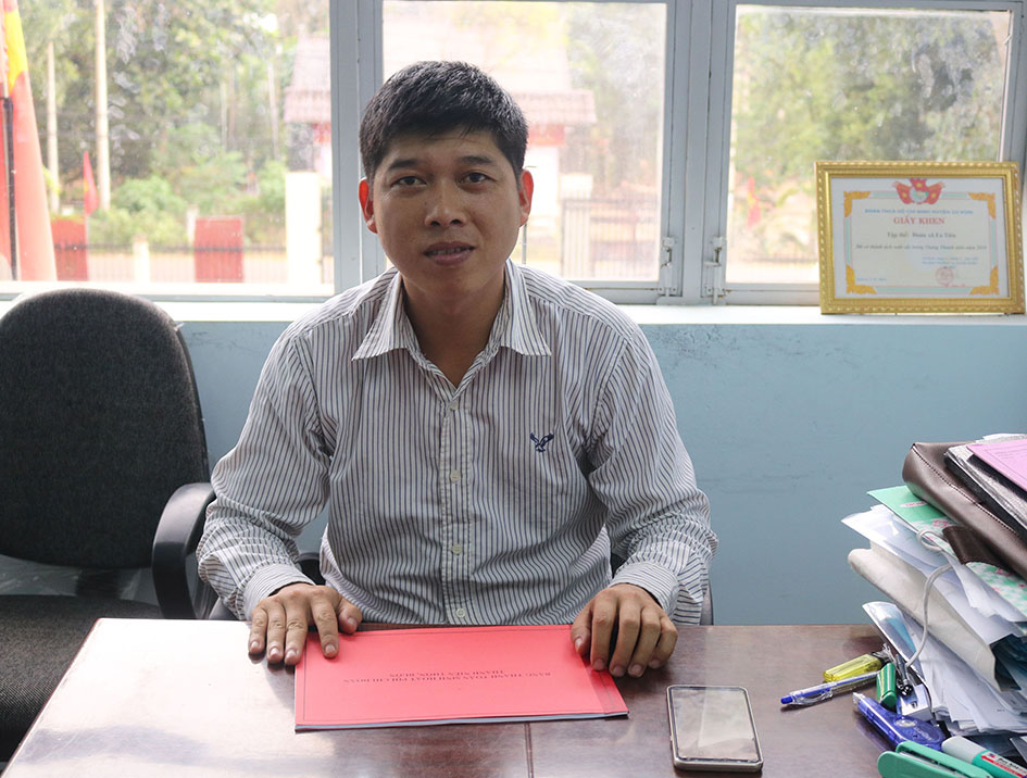 Anh Nguyễn Khánh trao đổi việc ĐVTN tham gia xây dựng nông thôn mới.