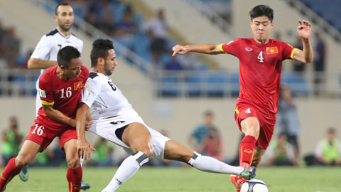 Việc thiếu vắng trung vệ Duy Mạnh (số 4) sẽ để lại khoảng trống rất lớn nơi hàng phòng ngự. (Ảnh: Internet)