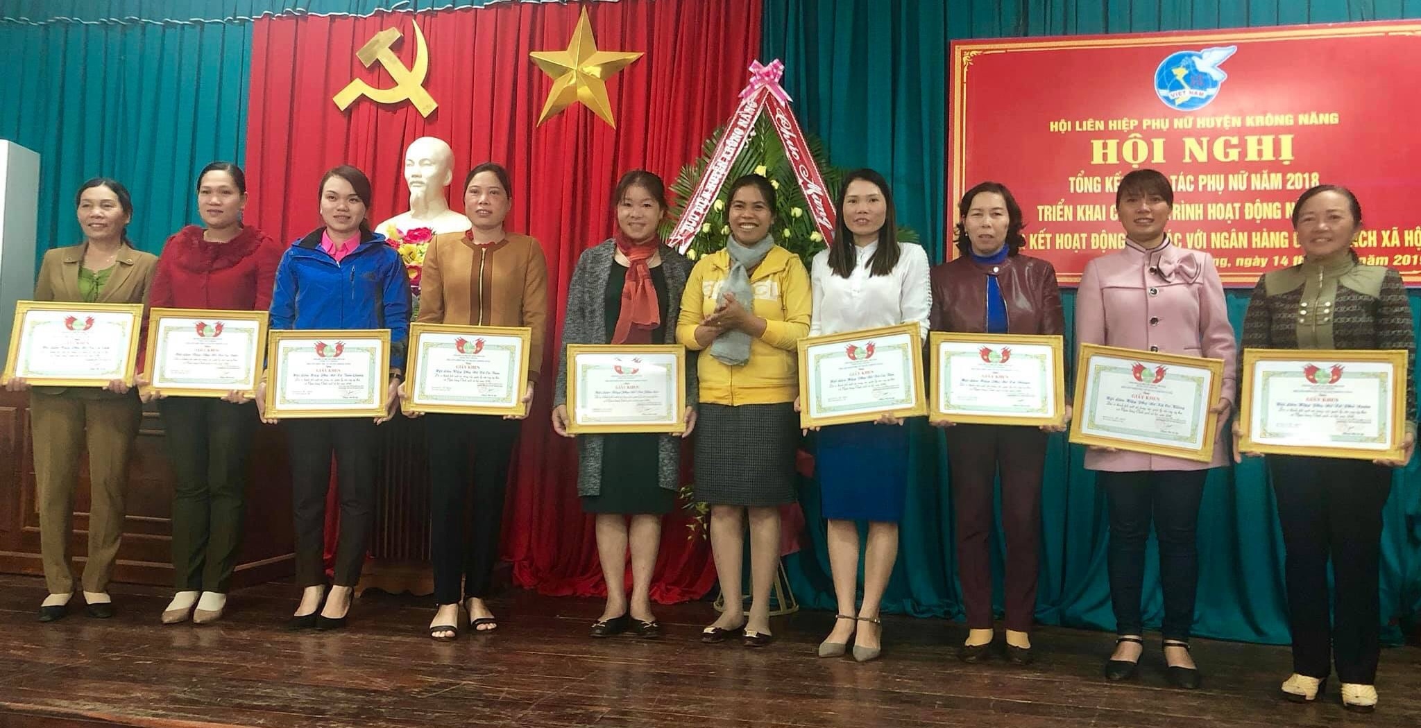 Các cá nhân có thành tích xuất sắc nhận Giấy khen của Hội LHPN huyện Krông Năng