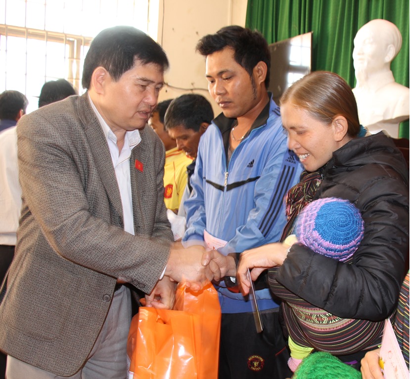 Người dân xã Ea H'leo nhận quà tết của Đoàn Đại biểu Quốc hội tỉnh