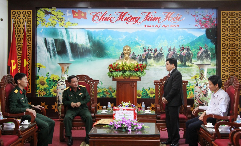 Lãnh đạo Đoàn Đại biểu Quốc hội tỉnh chúc tết cán bộ, chiến sĩ Bộ Chỉ huy quân sự tỉnh