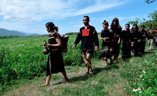 Đem nước về buôn