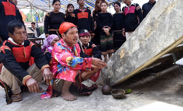... thực hiện nghi thức cúng tại chân cầu thang nhà chủ bến nước.
