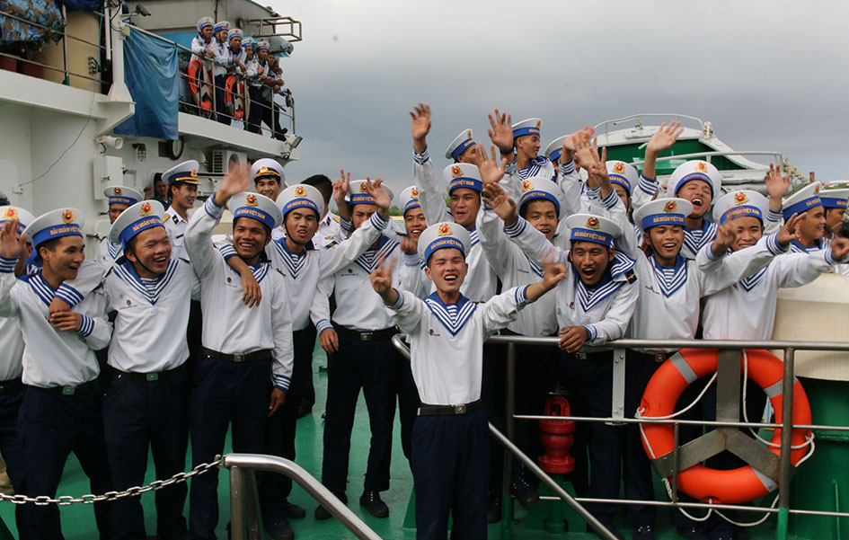 Cán bộ, chiến sĩ hải quân chào  tạm biệt đất liền trước giờ tàu  rời cảng.    