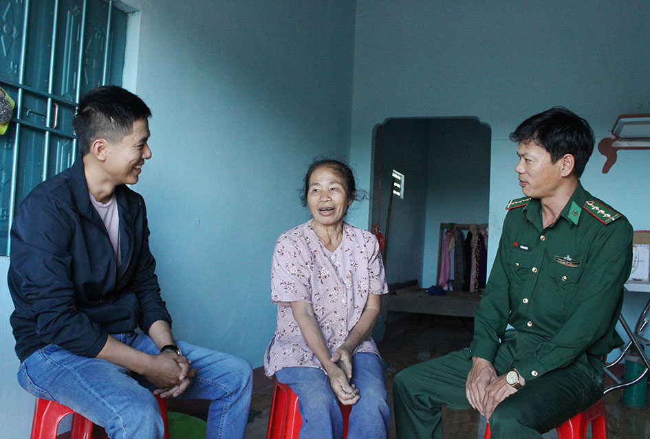 Bà Đào Thị Son chia sẻ niềm vui trong ngôi nhà mới.  