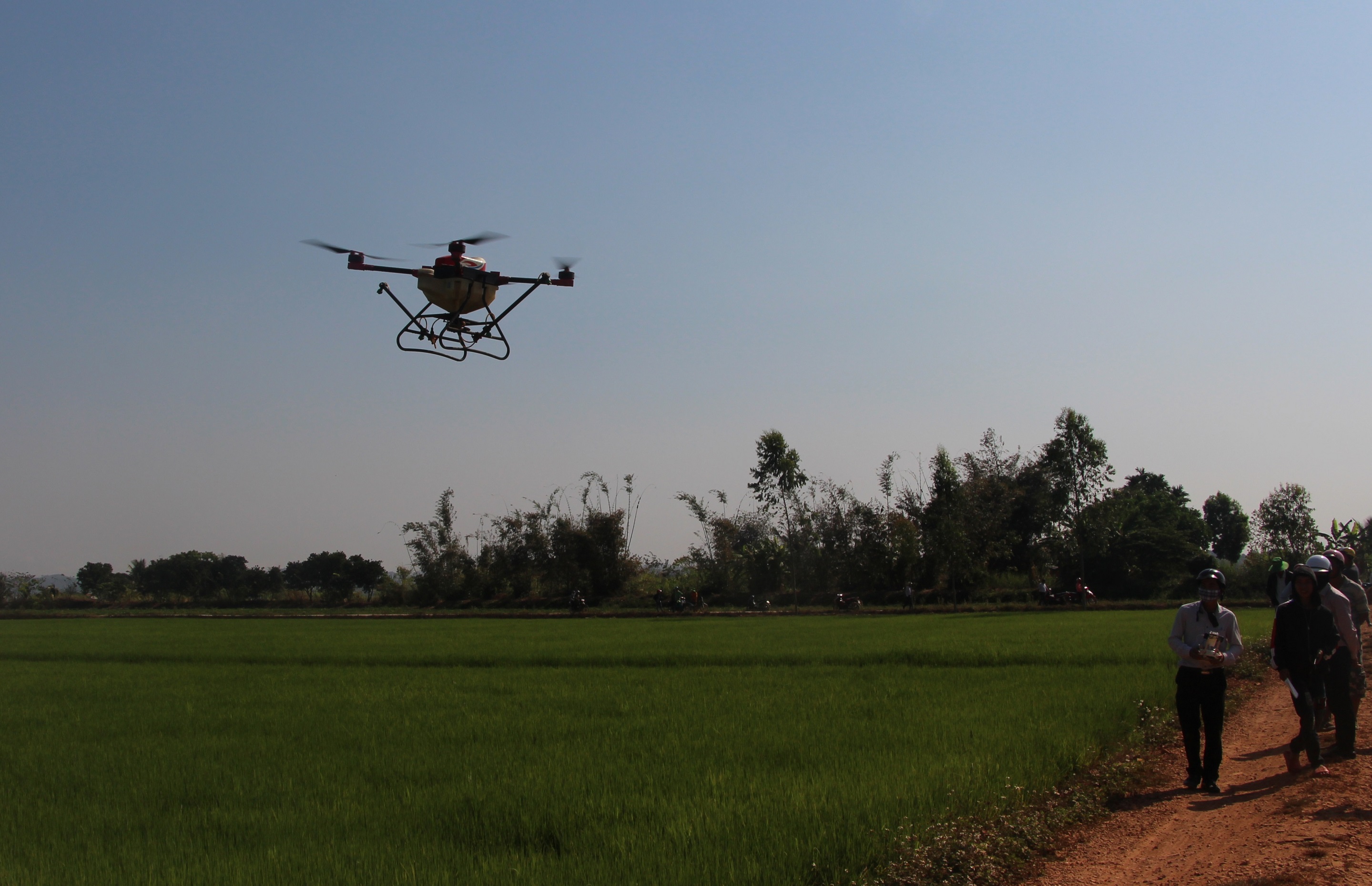 Máy bay được kiểm soát bằng bộ điều khiển từ xa cầm tay.