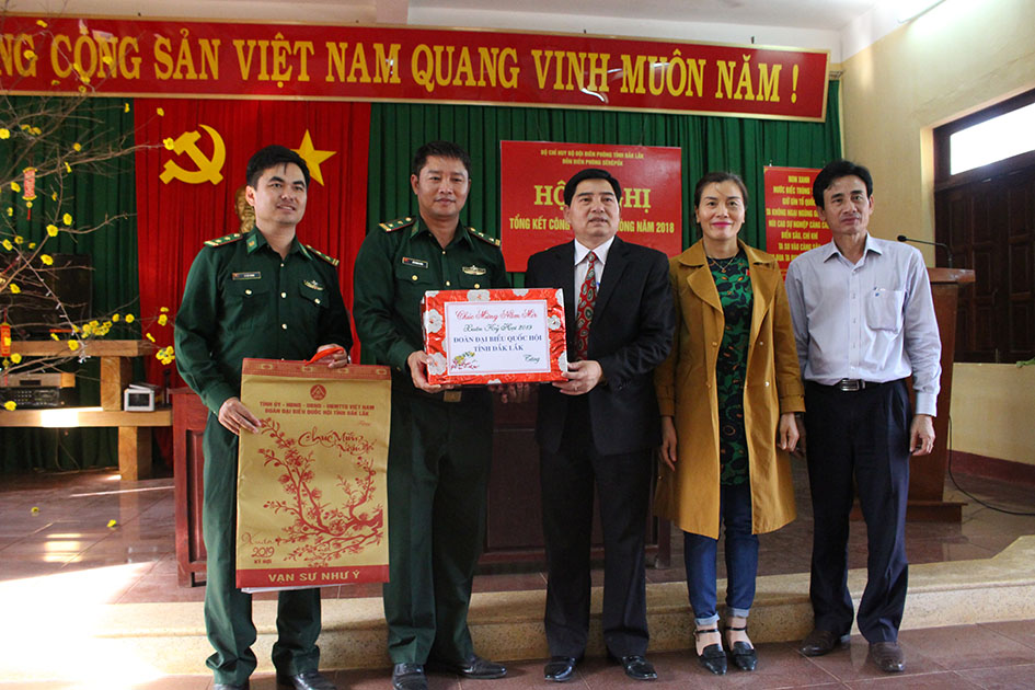 Đoàn công tác của Đoàn đại biểu Quốc hội tỉnh đến thăm, tặng quà cán bộ, chiến sĩ Đồn Biên phòng Sêrêpốk. 