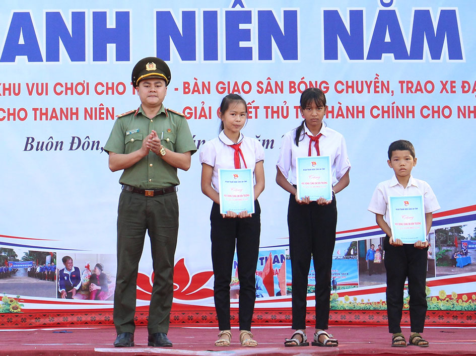 Đại diện Đoàn thanh niên Công an tỉnh tặng học bổng cho học sinh nghèo vượt khó tại huyện Buôn Đôn.