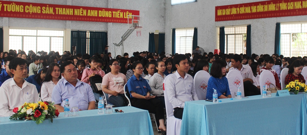 Đại biểu cùng các em học sinh tham gia diễn đàn