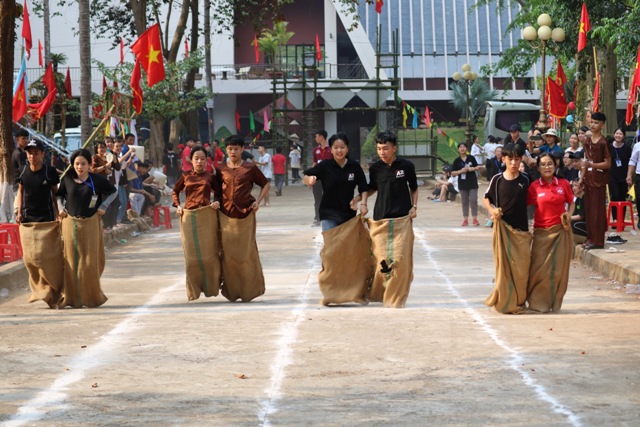 Nhảy bao bố đôi nam nữ