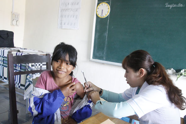 Học sinh điểm Trường Tiểu học Hăng Ja tiêm phòng sởi - rubella.