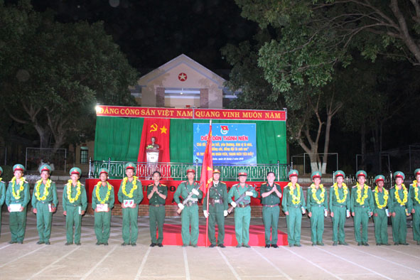 Tiểu đoàn 303 tuyên dương các chiến sĩ mới tiêu biểu sau hơn một tháng huấn luyện.