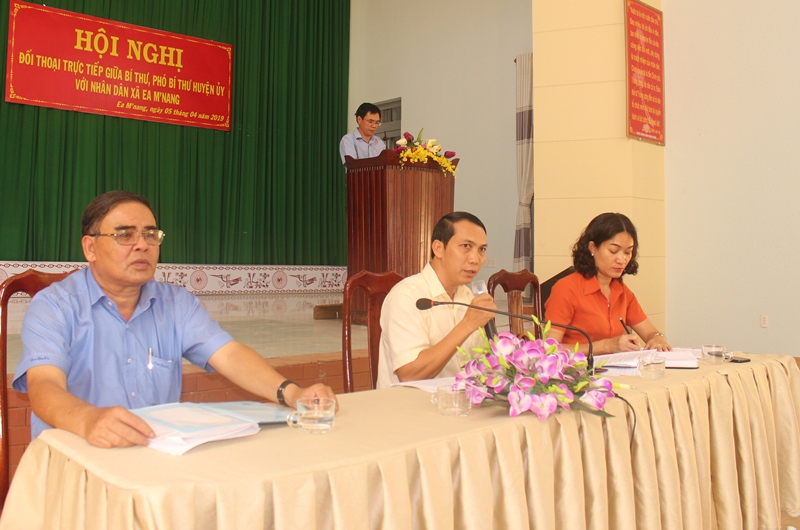 Lãnh đạo Huyện ủy Cư M'gar trao đổi với người dân xã Ea M'nang tại buổi đối thoại.