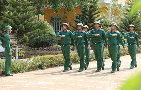 Chiến sĩ mới được huấn luyện điều lệnh đội ngũ.