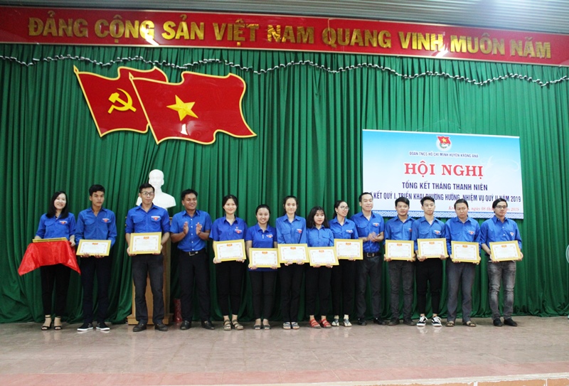 Các cá nhân có thành tích tiêu biểu trong công tác triển khai nhiệm vụ tháng thanh niên năm 2019 nhận giấy khen của Huyện Đoàn