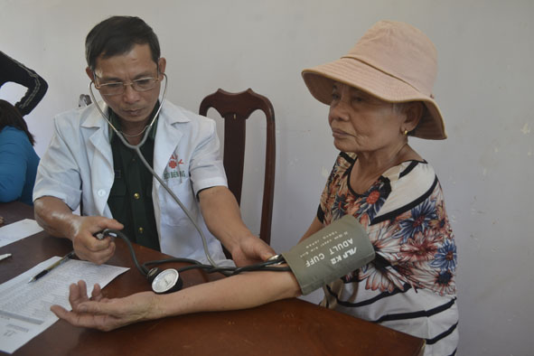 Bác sĩ khám bệnh cho hội viên phụ nữ xã Krông Na, huyện Buôn Đôn.