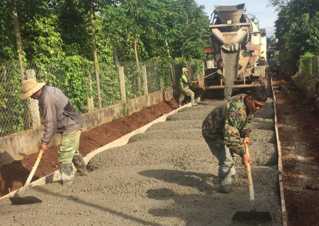 Người dân đóng góp làm đường thôn Phú Thành (xã Ea Đrơng).