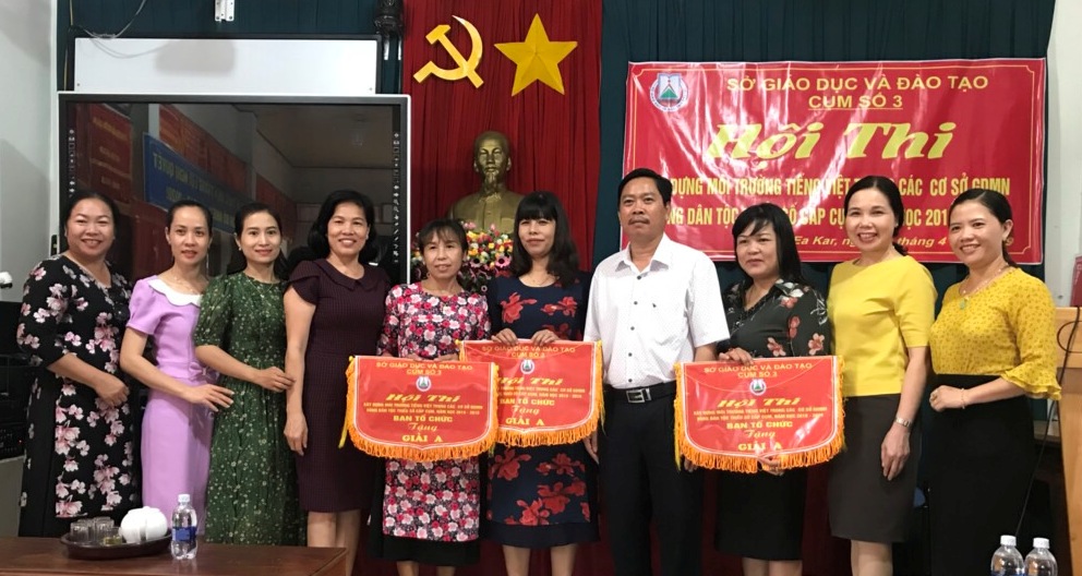 Ban Tổ chức Hội thi trao Cờ tặng các trường đoạt giải A.