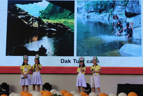 Phần thi hùng biện của các học sinh đến từ huyện Krông Bông.