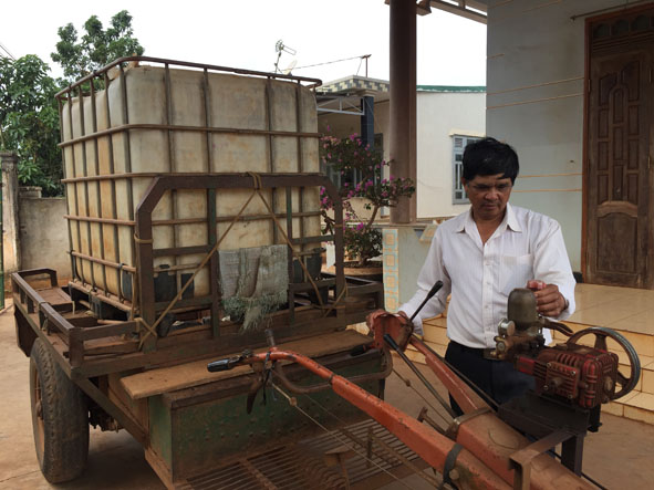 Gia đình ông Đờn đã sắm sửa được các phương tiện phục vụ sản xuất.