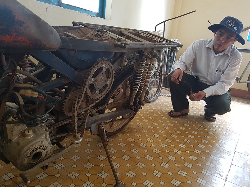 Một chiếc xe độ chế dùng để chở gỗ trái phép trưng bày tại Phòng trưng bày của Vườn Quốc gia Yok Đôn.