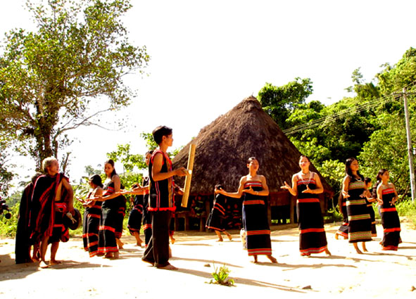 Điệu múa kpiêu zực zăil (múa bắt cá) của người Triêng. 