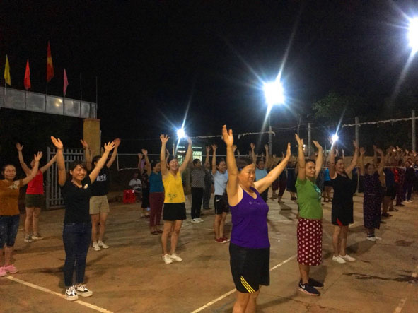 Chị em phụ nữ CLB Liên thế hệ tự giúp nhau thôn 2 (xã Ea Tar) tập thể dục dưỡng sinh mỗi tối.