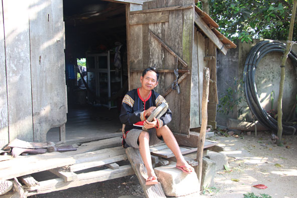 Ông Y Sóc Mlô luyện tập đánh cồng chiêng lúc rảnh rỗi.