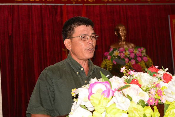 Ông Ma Bá Chuyến trình bày tham luận tại buổi gặp mặt.